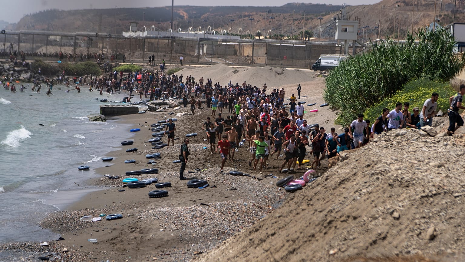 Migliaia di migranti hanno raggiunto l'exclave spagnola di Ceuta negli ultimi giorni