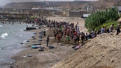 Miles de migrantes llegan a la ciudad autónoma española de Ceuta en los últimos días