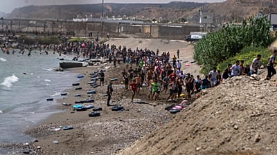 Az elmúlt napokban migránsok ezrei érkeztek a spanyol exklávéba, Ceutába.
