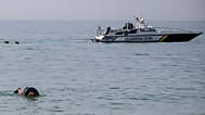 Un migrante utiliza un flotador mientras intenta cruzar a Ceuta desde Marruecos, el 30 de julio de 2026.