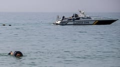 Un migrante utiliza un flotador mientras intenta cruzar a Ceuta desde Marruecos, el 30 de julio de 2026.