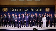 ARCHIVO - Donald Trump, presidente de EEUU, junto a otros líderes mundiales antes de una reunión de paz en el Instituto de Paz, el 19 de febrero de 2026 en Washington.