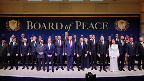 Photo d'archive - Le président américain Donald Trump avec d'autres dirigeants mondiaux avant une réunion au US Institute of Peace, le 19 février 2026, à Washington