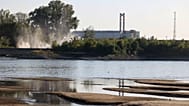 A Paksi Atomerőmű Dunaszentbenedekről fotózva 2026 július 29-én.