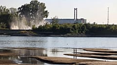 A Paksi Atomerőmű Dunaszentbenedekről fotózva 2026 július 29-én.