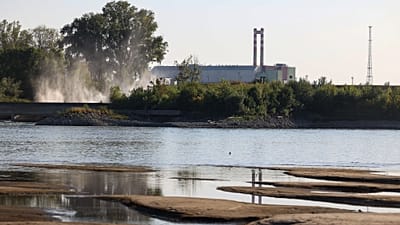 A Paksi Atomerőmű Dunaszentbenedekről fotózva 2026 július 29-én.