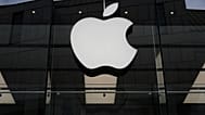 ARQUIVO - Logótipo da Apple iluminado numa loja em Munique, 2 de abril de 2026