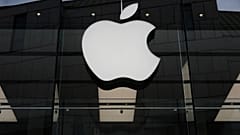 ARCHIVO - El logotipo de Apple está iluminado en una tienda de Múnich, dos de abril de 2026.