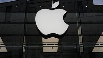 FOTO DE ARQUIVO – Logótipo da Apple iluminado numa loja em Munique, 2 de abril de 2026
