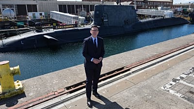 Премьер-министр Великобритании Энди Бернэм позирует на фоне подлодки HMS Agamemnon во время визита в Академию подводных сил BAE Systems в Англии, 30 июля 2026 года.