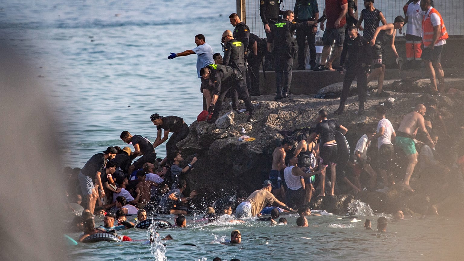 Decenas de migrantes, sobre un espigón