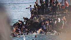 Decenas de migrantes, sobre un espigón