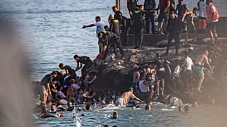Decenas de migrantes, sobre un espigón