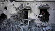 رجل فلسطيني يزيل الأنقاض من مبنى دمر في غارة جوية إسرائيلية في دير البلح بوسط قطاع غزة، الأربعاء 29 يوليو 2026. (AP Photo/عبد الكريم حنا)