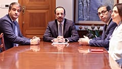 El enviado especial de la Comisión Europea para Chipre, Raffaele Fito, el presidente chipriota, Nikos Christodoulidis, y el ministro de Exteriores, Konstantinos Kombos