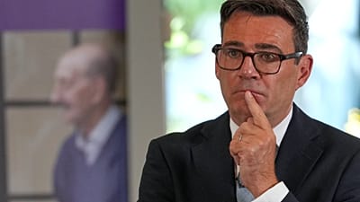 Birleşik Krallık Başbakanı Andy Burnham, 29 Temmuz 2026 Çarşamba günü Londra'da bir huzurevini ziyaret ederek sakinlerle, personel ve gönüllülerle buluştu.