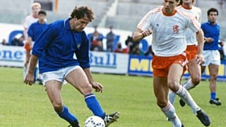 Foto d'archivio - Baresi controlla la palla durante un match contro l'Olanda