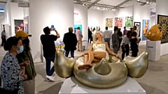 La escultura "Leda and the Swan" de Carole Feuerman se exhibe en Art Miami, en Miami, el miércoles, uno de diciembre de 2021.
