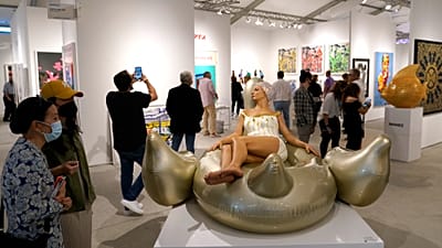 Carole Feuerman'ın 'Leda ve Kuğu' adlı heykeli, 1 Aralık 2021 Çarşamba günü Miami'deki Art Miami'de sergileniyor.
