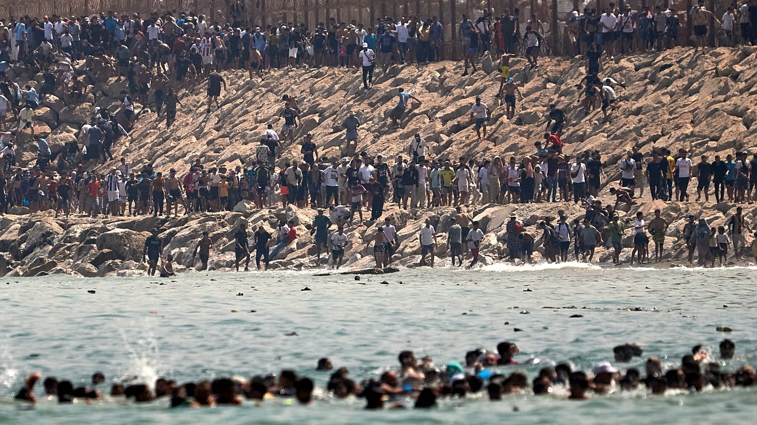 Migrantes cruzan desde Marruecos hacia el enclave español de Ceuta, el jueves 30 de julio de 2026.