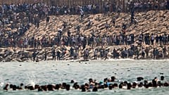 Migrantes cruzan desde Marruecos hacia el enclave español de Ceuta, el jueves 30 de julio de 2026.