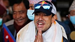 Arquivo – Nirmal Purja faz um gesto quando a equipa chega ao Aeroporto Internacional Tribhuvan, após ser a primeira a escalar o K2 no inverno, Catmandu, Nepal, 26 jan. 2021