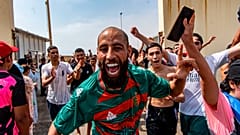 Los migrantes cruzan desde Marruecos hacia el enclave español de Ceuta, jueves 30 de julio de 2026. (Foto AP/Antonio Sempere)