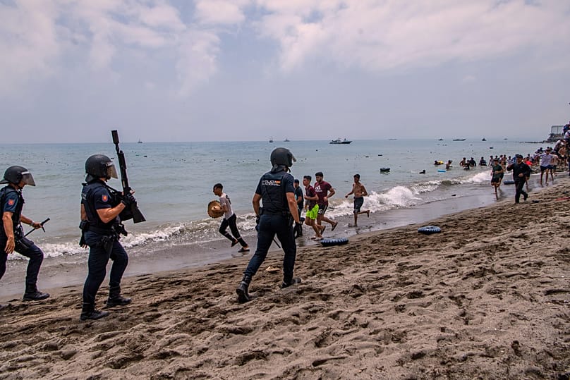 ضباط الشرطة الإسبانية يستجيبون لعبور المهاجرين من المغرب إلى جيب سبتة الإسباني، الخميس 30 يوليو 2026. (AP Photo/أنطونيو سيمبيري)
