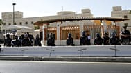 عناصر من شرطة مكافحة الشغب الأردنية يقفون للحراسة خلال احتجاج أمام السفارة الأمريكية في عمان، الأردن، يوم الجمعة 14 سبتمبر/أيلول 2012