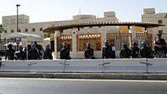 عناصر من شرطة مكافحة الشغب الأردنية يقفون للحراسة خلال احتجاج أمام السفارة الأمريكية في عمان، الأردن، يوم الجمعة 14 سبتمبر/أيلول 2012