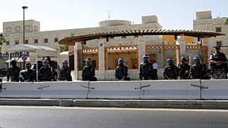 عناصر من شرطة مكافحة الشغب الأردنية يقفون للحراسة خلال احتجاج أمام السفارة الأمريكية في عمان، الأردن، يوم الجمعة 14 سبتمبر/أيلول 2012