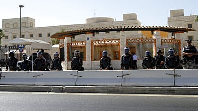 عناصر من شرطة مكافحة الشغب الأردنية يقفون للحراسة خلال احتجاج أمام السفارة الأمريكية في عمان، الأردن، يوم الجمعة 14 سبتمبر/أيلول 2012
