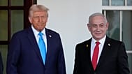 الرئيس الأمريكي دونالد ترامب يستقبل رئيس الوزراء الإسرائيلي بنيامين نتنياهو لدى وصوله إلى الجناح الغربي للبيت الأبيض، يوم الثلاثاء 4 فبراير 2025، في واشنطن. 
