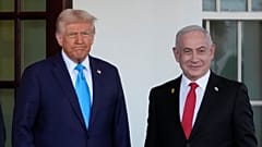 الرئيس الأمريكي دونالد ترامب يستقبل رئيس الوزراء الإسرائيلي بنيامين نتنياهو لدى وصوله إلى الجناح الغربي للبيت الأبيض، يوم الثلاثاء 4 فبراير 2025، في واشنطن. 