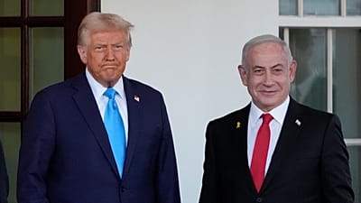الرئيس الأمريكي دونالد ترامب يستقبل رئيس الوزراء الإسرائيلي بنيامين نتنياهو لدى وصوله إلى الجناح الغربي للبيت الأبيض، يوم الثلاثاء 4 فبراير 2025، في واشنطن. 