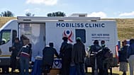 Bewohner von Secunda erhalten in einer mobilen Klinik medizinische Versorgung beim Start der Lenacapavir-Einführung, Secunda, Südafrika, Freitag, fünf. Juni 2026.