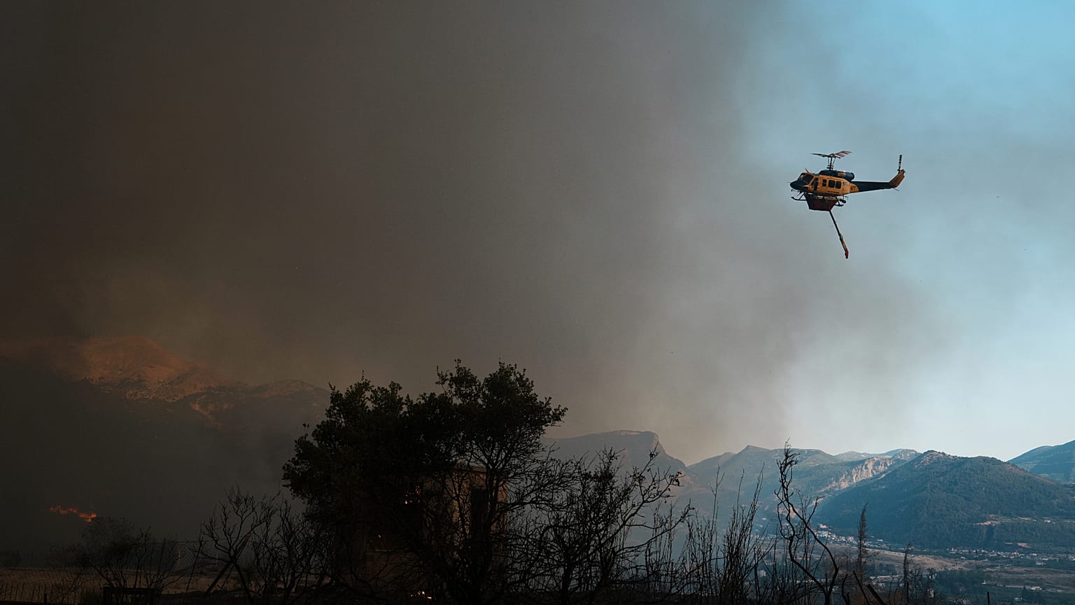 Ελικόπτερο επιχειρεί σε πυρκαγιά στην Ελλάδα - φωτογραφία αρχείου