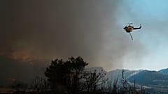 Helicóptero combate incêndio na Grécia – foto de arquivo