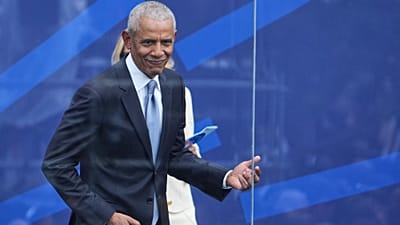 الرئيس الأميركي السابق باراك أوباما يتظاهر بالعزف على الغيتار الوهمي خلال حفل تدشين مركز أوباما الرئاسي، 18 حزيران 2026