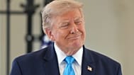 El presidente Donald Trump escucha durante un evento en la Casa Blanca, el 30 de julio de 2026, en Washington.