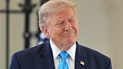 El presidente Donald Trump escucha durante un evento en la Casa Blanca, el 30 de julio de 2026, en Washington.