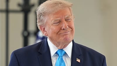 Prezydent Donald Trump słucha podczas wydarzenia w Białym Domu 30 lipca 2026 roku w Waszyngtonie.
