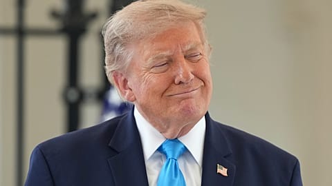 Президент Дональд Трамп слушает во время мероприятия в Белом доме, 30 июля 2026 года, в Вашингтоне.