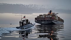 قایق تندروی نیروی دریایی سپاه در حال نزدیک شدن به کشتی باری «اپامینونداس» در تنگه هرمز هنگام توقیف آن در آوریل ۲۰۲۶