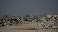 رجل فلسطيني يقود دراجته الهوائية بمحاذاة أنقاض مبانٍ دُمرت خلال الحرب بين إسرائيل وحركة حماس، في خان يونس بجنوب قطاع غزة، يوم الجمعة 31 يوليو 2026.