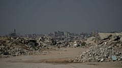 رجل فلسطيني يقود دراجته الهوائية بمحاذاة أنقاض مبانٍ دُمرت خلال الحرب بين إسرائيل وحركة حماس، في خان يونس بجنوب قطاع غزة، يوم الجمعة 31 يوليو 2026.