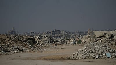 رجل فلسطيني يقود دراجته الهوائية بمحاذاة أنقاض مبانٍ دُمرت خلال الحرب بين إسرائيل وحركة حماس، في خان يونس بجنوب قطاع غزة، يوم الجمعة 31 يوليو 2026.