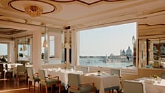 El hotel reabre con 120 habitaciones y suites, el alojamiento total llegará a 168 cuando finalice en 2027 la restauración del Palazzo Danieli Excelsior.