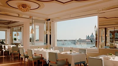 Hotel reabre com 120 quartos e suites, prevendo aumentar a oferta para 168 após concluir, em 2027, a restauração do Palazzo Danieli Excelsior.