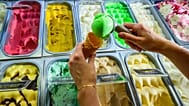 Arquivo - Uma bola de gelado é servida num cone numa geladaria em Beeskow, Alemanha, quarta-feira, 24 de junho de 2026